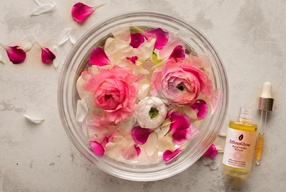 Ροδοπέταλα σε νερό και μπουκαλάκι με serum